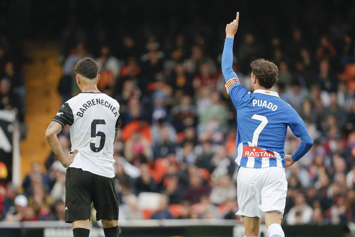 El delantero del Espanyol Javi Puado (d) celebra el primer gol de su equipo durante el partido de la jornada 33 de LaLiga EA Sports, entre el Valencia CF y el RCD Espanyol, en el estadio de Mestalla, en Valencia. EFE/ Manuel Bruque. (Valencia) (Espanyol)