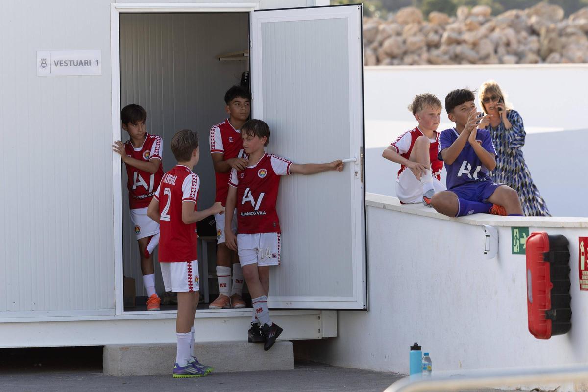 Jugadores del alevín del Ibiza Insular, antes de salir al campo en un instante del Campeonato de Baleares de fútbol base.