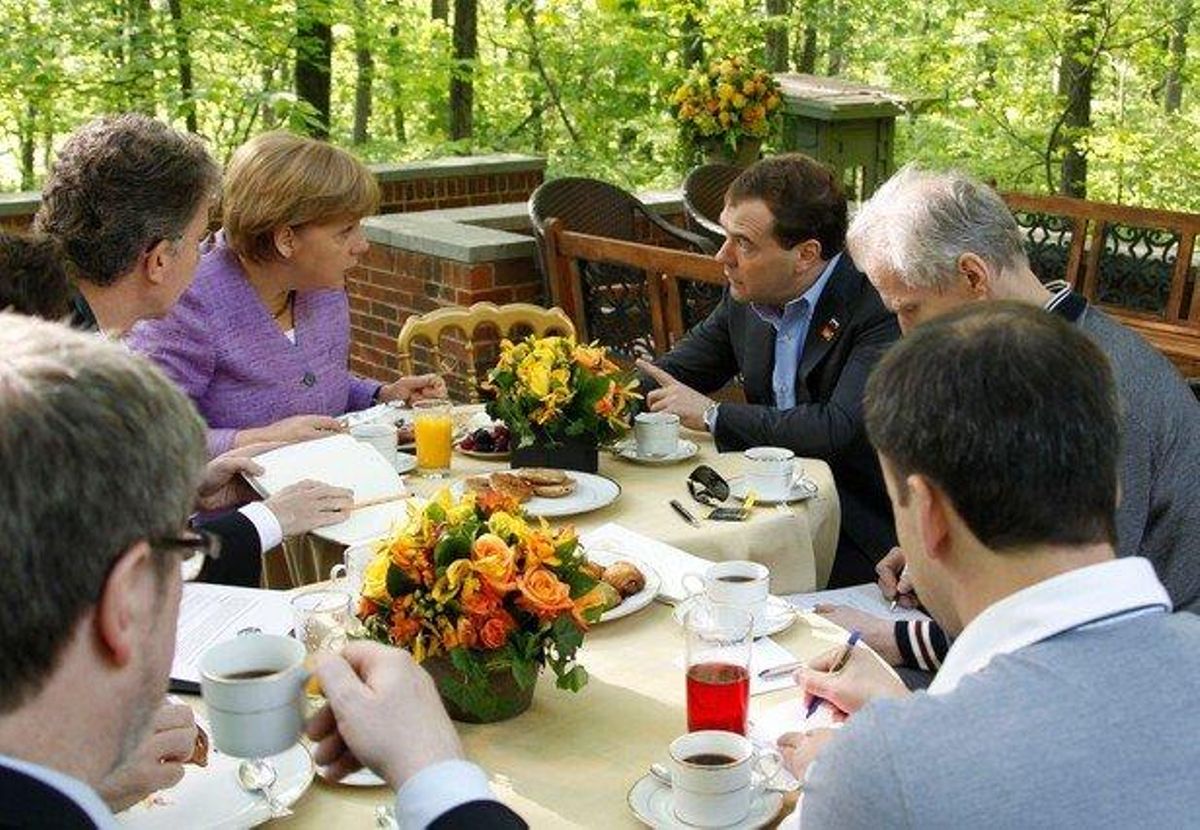 El primer ministre rus, Dmitri Medvédev parla amb la cancellera alemanya Ángela Merkel (esquerra) en una reunió del G-8realitzada a l’aire lliure a Camp David.