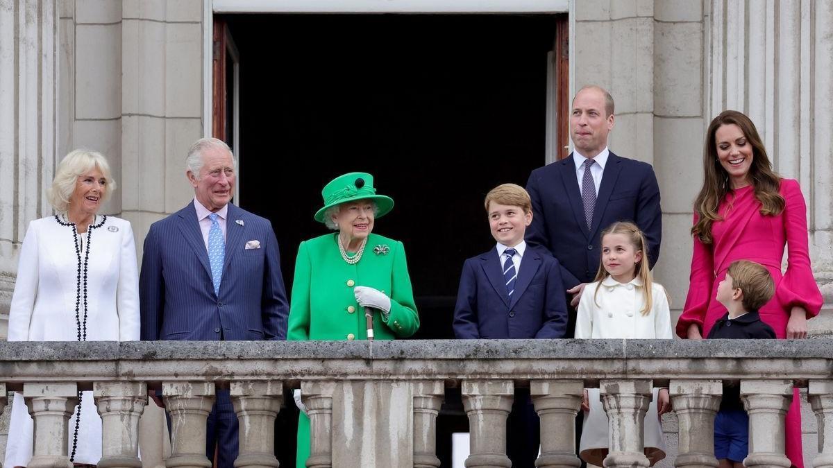 Isabel II, junto a su familia en el balcón del palacio Buckingham.