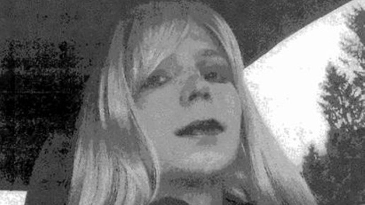 Con peluca 8 Bradley Manning, vestido de mujer.