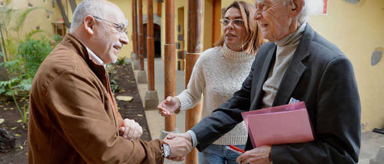 El alcalde de Agüimes, Antonio Morales, con el filósofo Zygmunt Bauman, antes de su ponencia, el lunes.