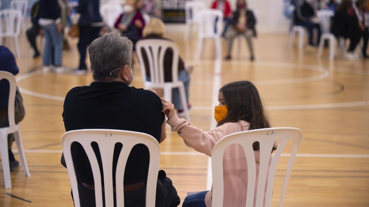 Alegría y esperanza en la cola de vacunación en Cabezo Beaza de Cartagena