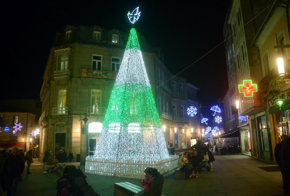 Iluminación navideña en Pontevedra. // Rafa Vázquez