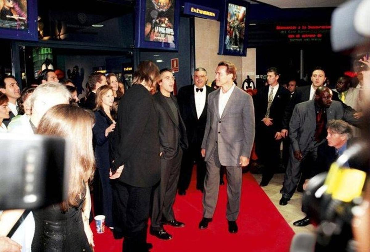 25 de junio de 1997: George Clooney y Arnold Schwarzenegger, en Zaragoza para inaugurar los cines Warner Lusomundo de GranCasa