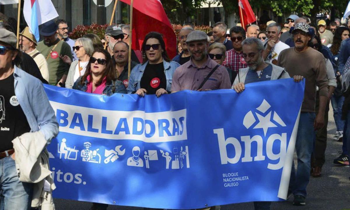 Araceli Gestido con compañeros del BNG cangués. | GONZALO NÚÑEZ