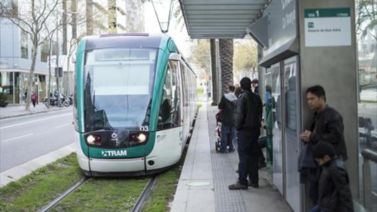 Un convoy del Trambaix llega a una parada cerca de la plaza de las Glòries.