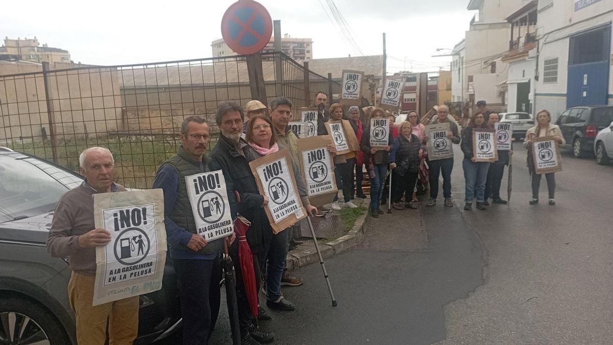 Un grupo de vecinos el pasado Lunes Santo con carteles en contra de la gasolinera, en la parcela donde está proyectada.