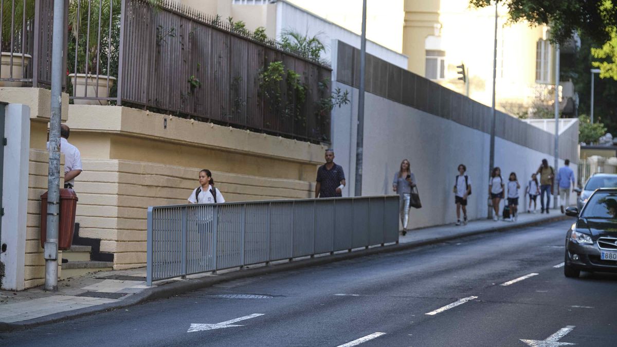 Acceso al colegio Hispano Inglés desde la Rambla de Santa Cruz.