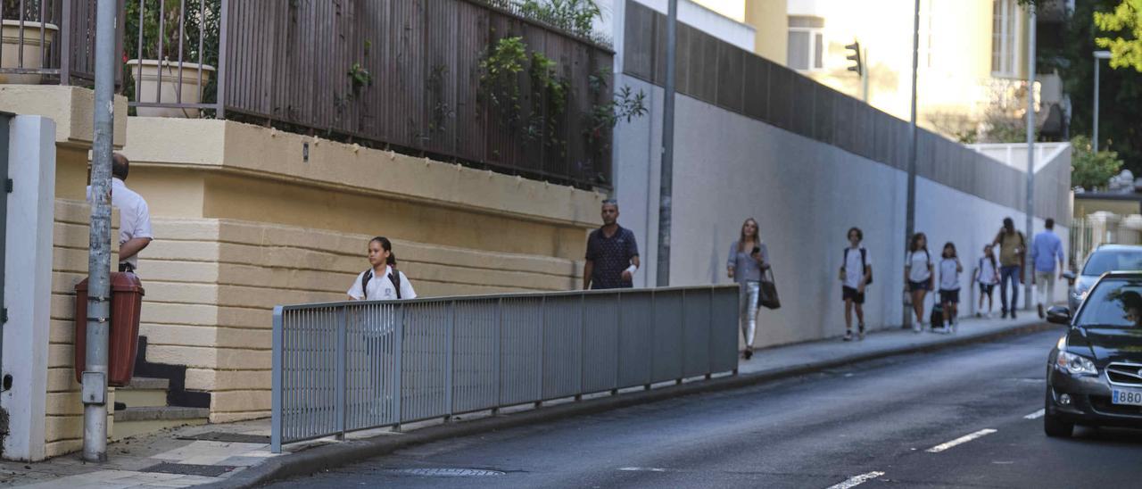 Acceso al colegio Hispano Inglés desde la Rambla de Santa Cruz.