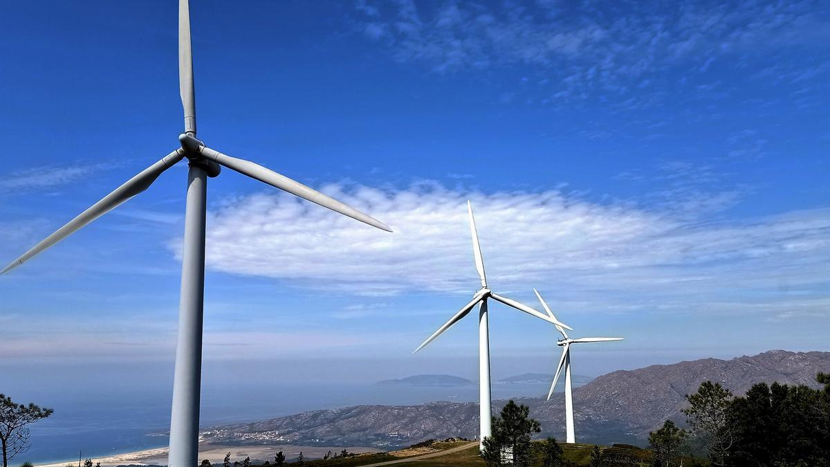 Aerogeneradores con la ría de Muros-Carnota al fondo