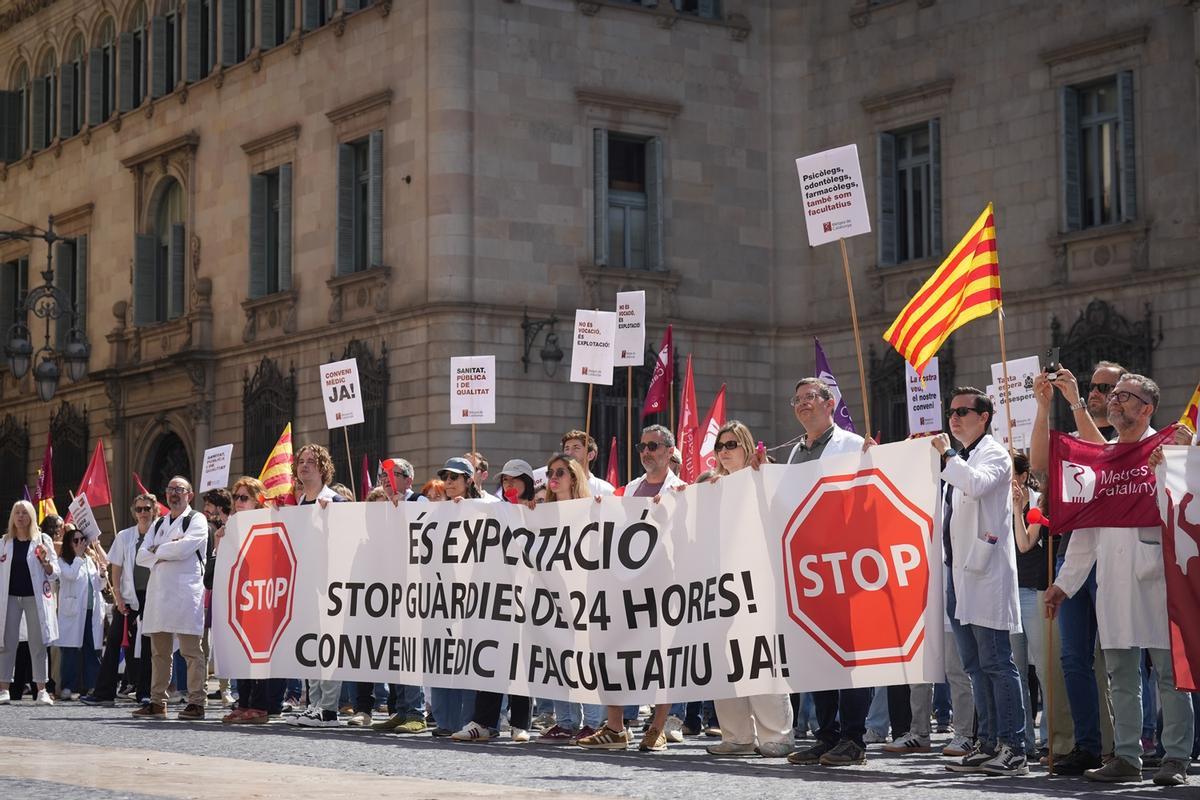 Concentración de médicos este miércoles en la plaza de Sant Jaume de Barcelona.