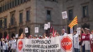 Concentración de médicos este miércoles en la plaza de Sant Jaume de Barcelona.