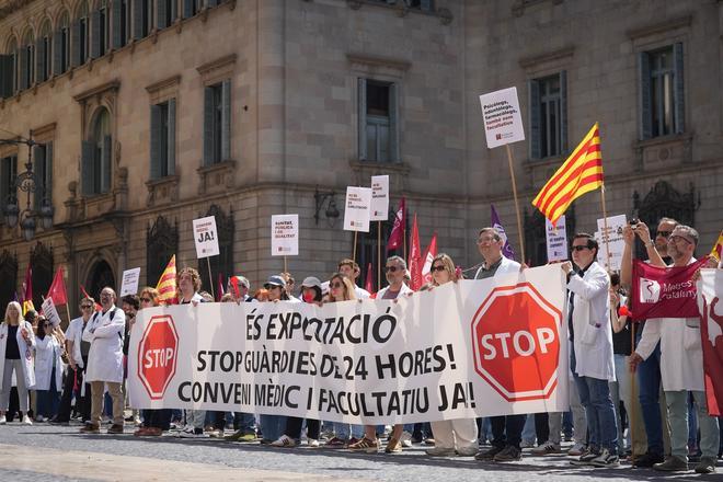 Concentración de médicos este miércoles en la plaza de Sant Jaume de Barcelona.