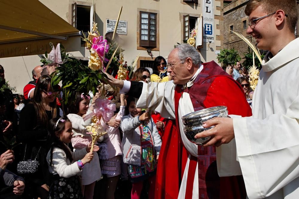 Procesión y bendición de los ramos en Gijón.