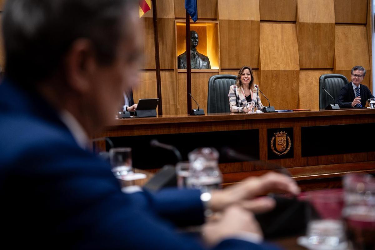 La alcaldesa de Zaragoza, Natalia Chueca, ante un desdibujado Julio Calvo en el pleno de este martes.