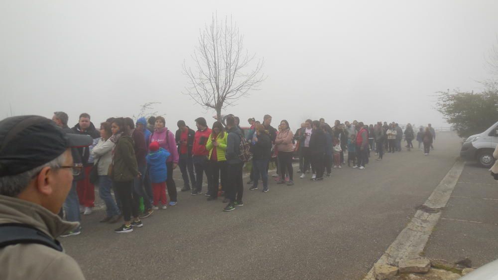 Turistas entre la niebla en los Lagos de Covadonga