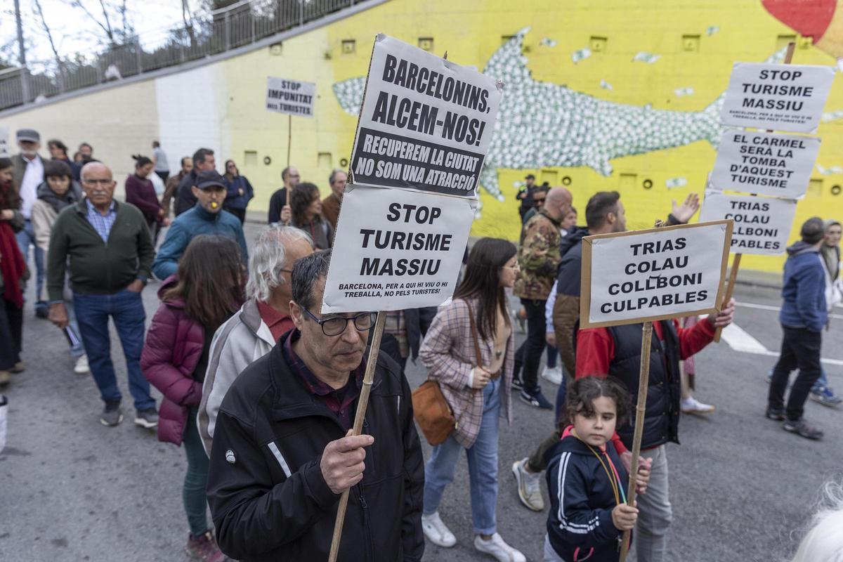 Manifestación contra el turismo en los búnkeres del Turó de la Rovira