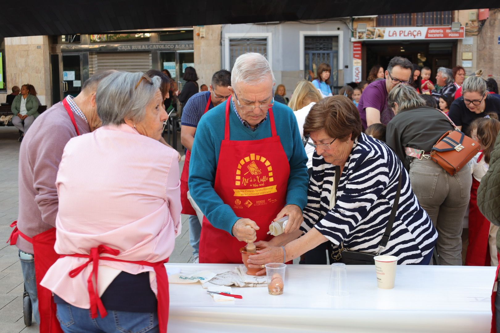 FOTOGALERÍA I Las imágenes de la Nit de la Xulla y del encuentro de elaboración de allioli de las fiestas de Vila-real