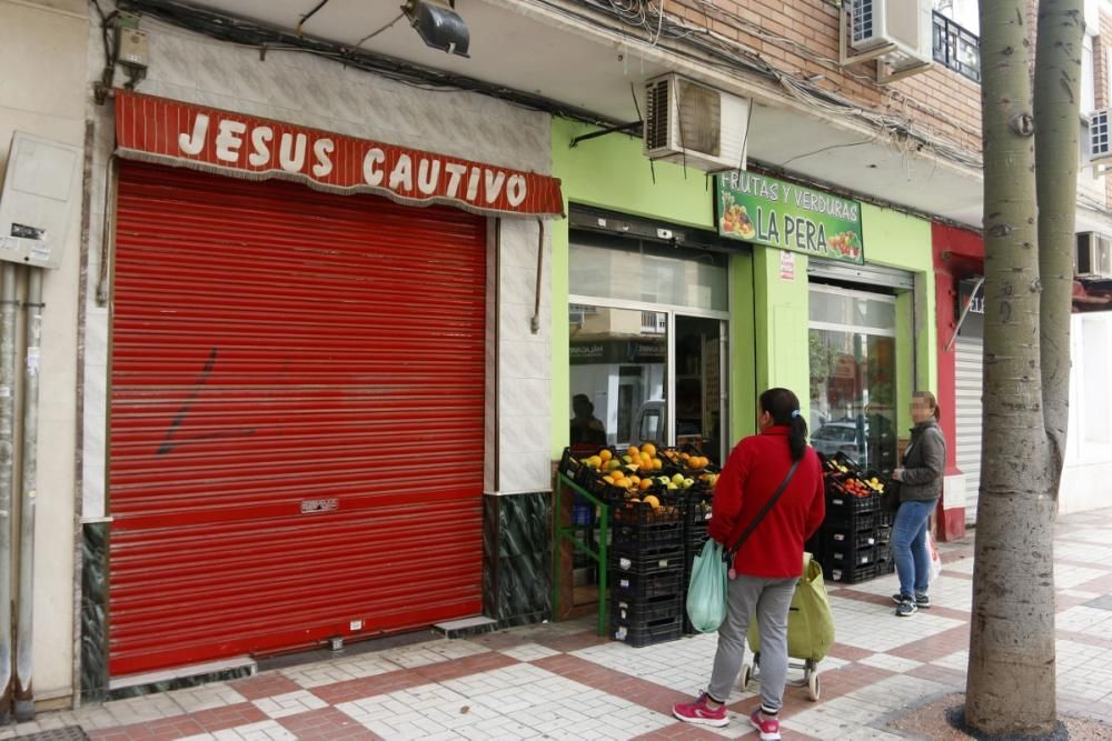 El barrio de La Trinidad, vacío en la mañana del Sábado de Pasión por la suspensión del traslado de Jesús Cautivo y la Virgen de la Trinidad.