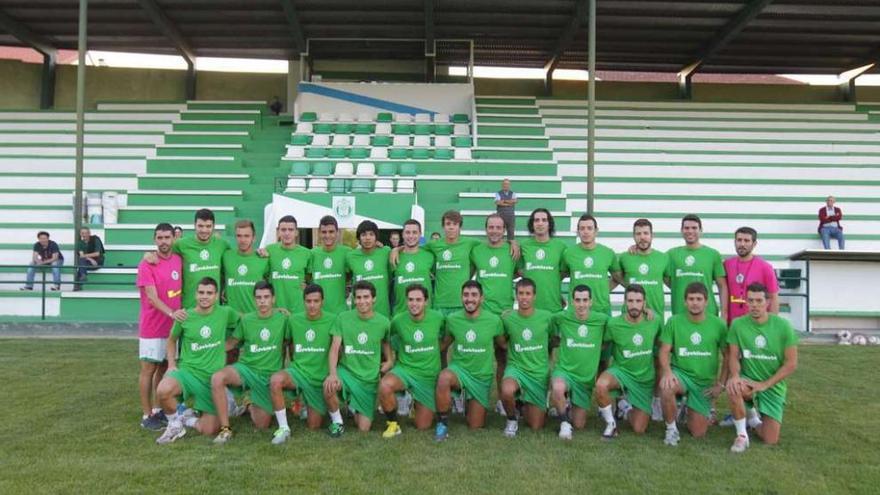 Cuerpo técnico y plantilla del Arenteiro, ayer en el campo de Espiñedo.