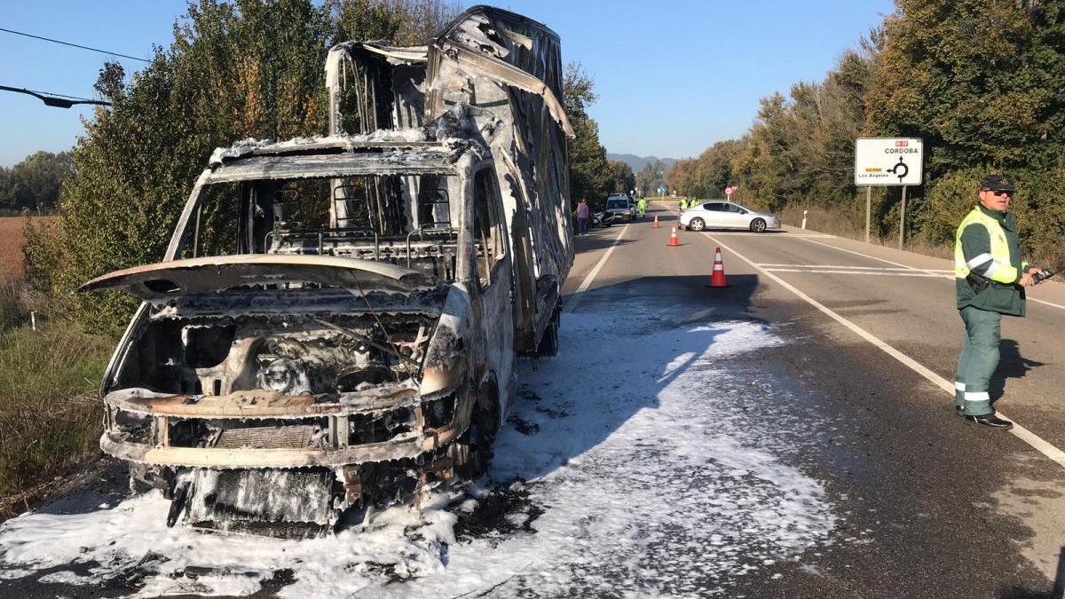 Un camión sale ardiendo en mitad de la carretera de Alcolea