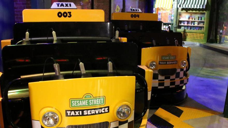 Dues vagonetes en forma de taxi de la nova atracció &#039;Street Mission&#039;