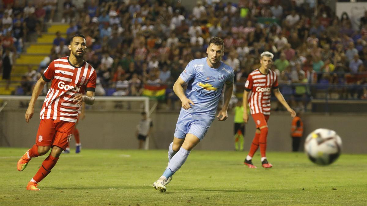 Jugada de Granell en l&#039;amistós contra el Girona