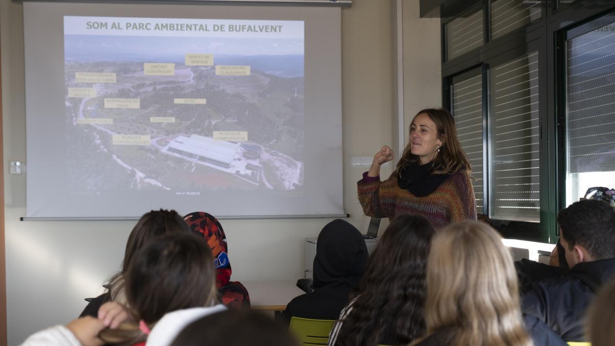 L’educadora ambiental Gisela Llauradó, durant una de les visites