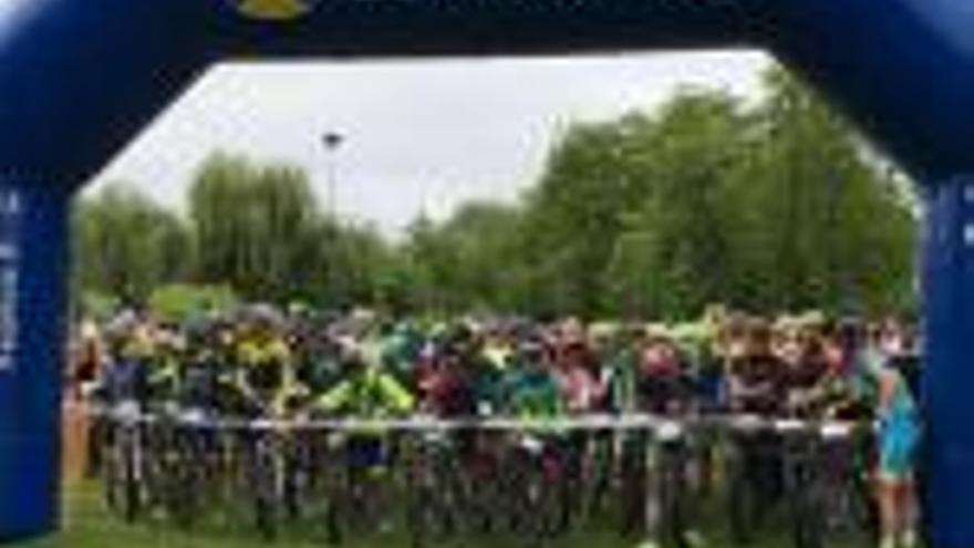 Uns 600 ciclistes participen en la 13a edició de la  Marxa BTT de Vilablareix