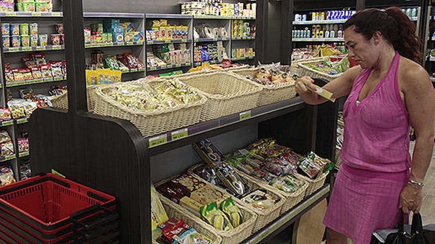 Una mujer compra en un supermercado.