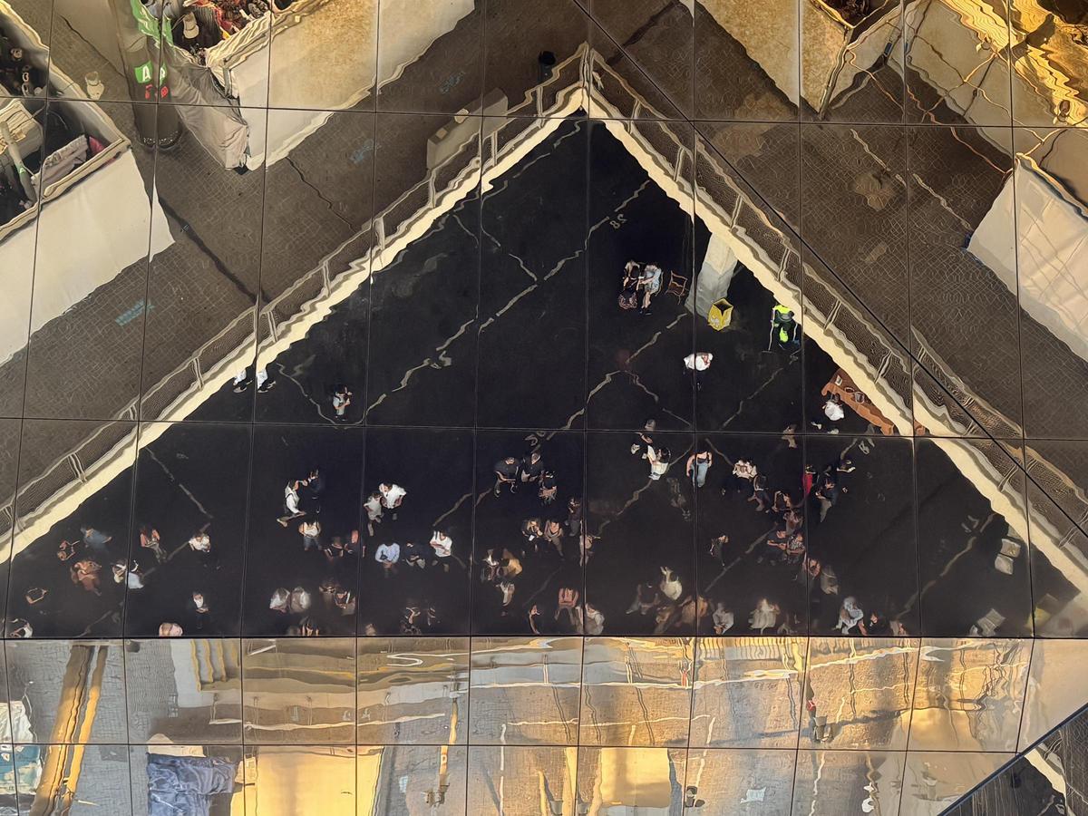 El público en la fiesta, reflejado en los espejos del techo.