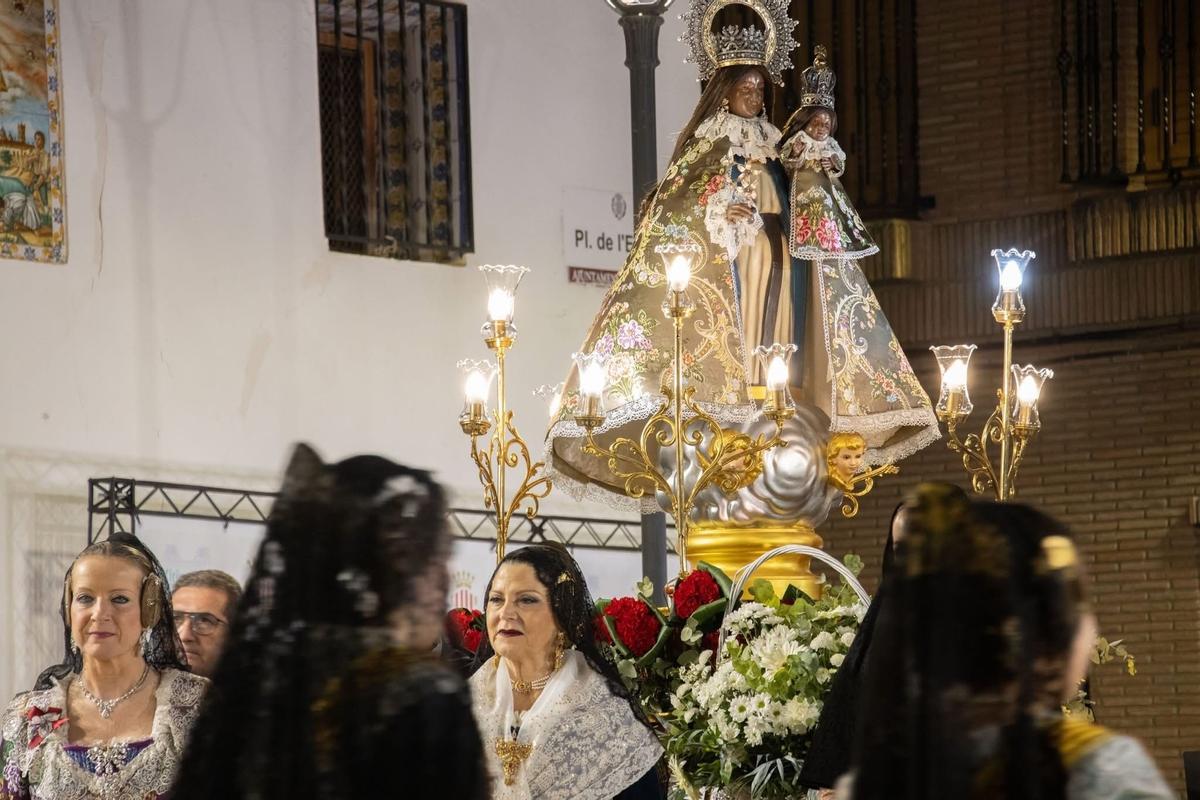 Las dos políticas populares entregan sus ramos.