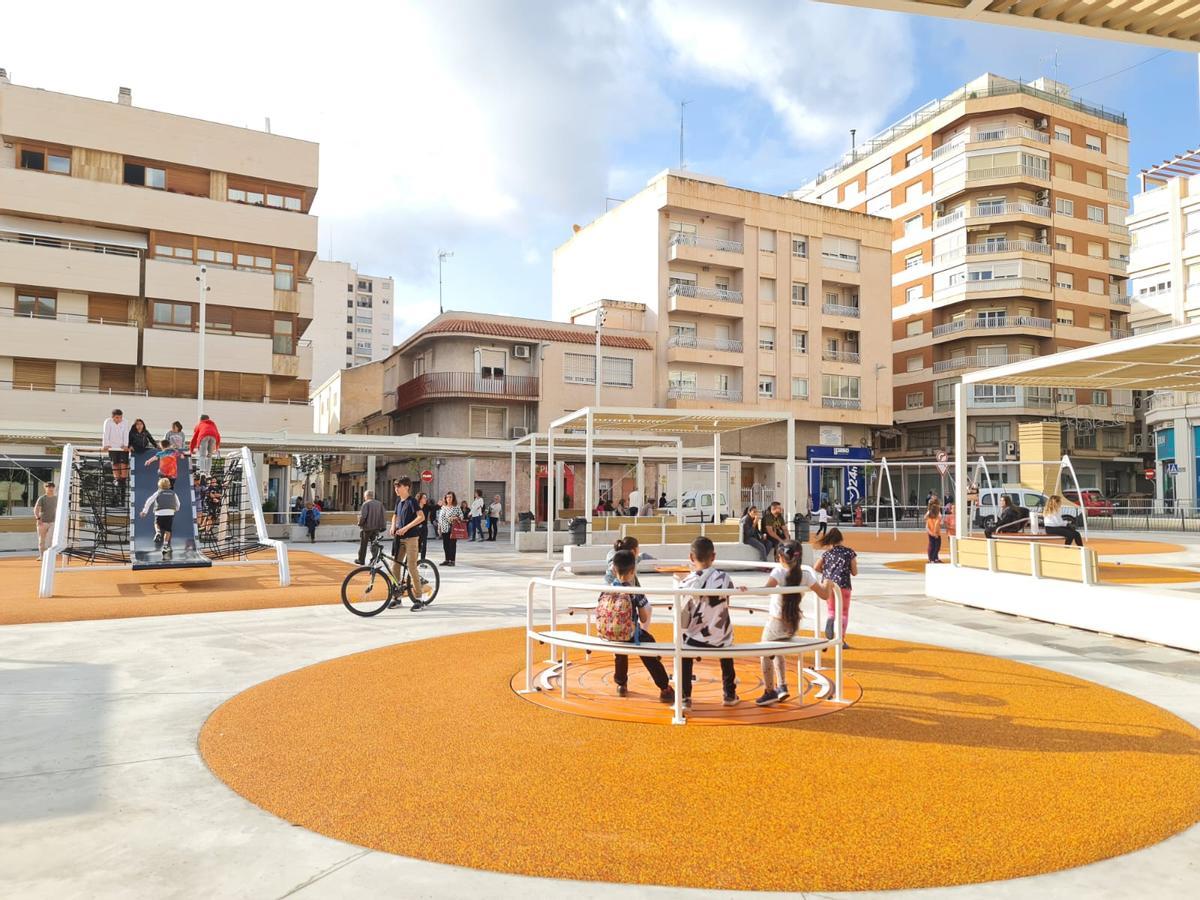 Niños jugando en la «Plaza Zapatero».