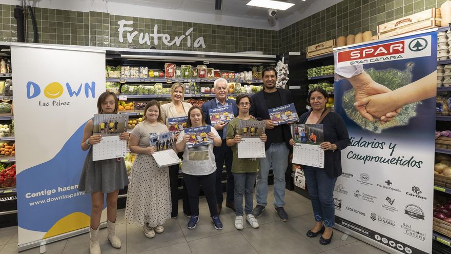 Spar Gran Canaria cumple cuatro años apoyando a la Asociación Síndrome de Down Las Palmas con la venta de su calendario solidario