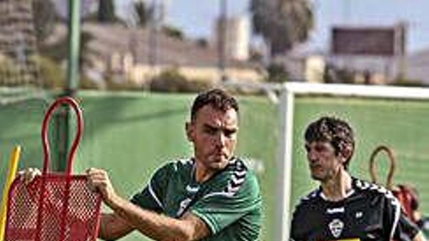 Gonzalo Verdú, con Pacheta detrás, en un entrenamiento.