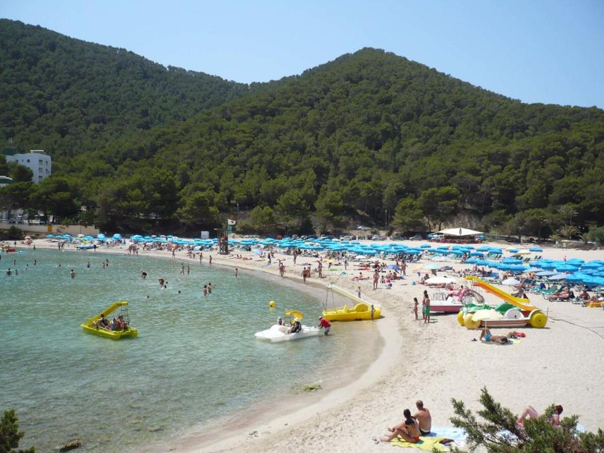 Cala Llonga. La mejor para ir en familia. Arena suave y aguas poco profundas.