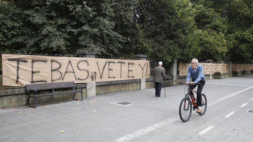 Una de las pancartas, en el parque de Isabel la Católica.