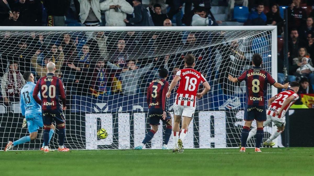 La acción del gol de Robert Navarro en el Levante - Athletic