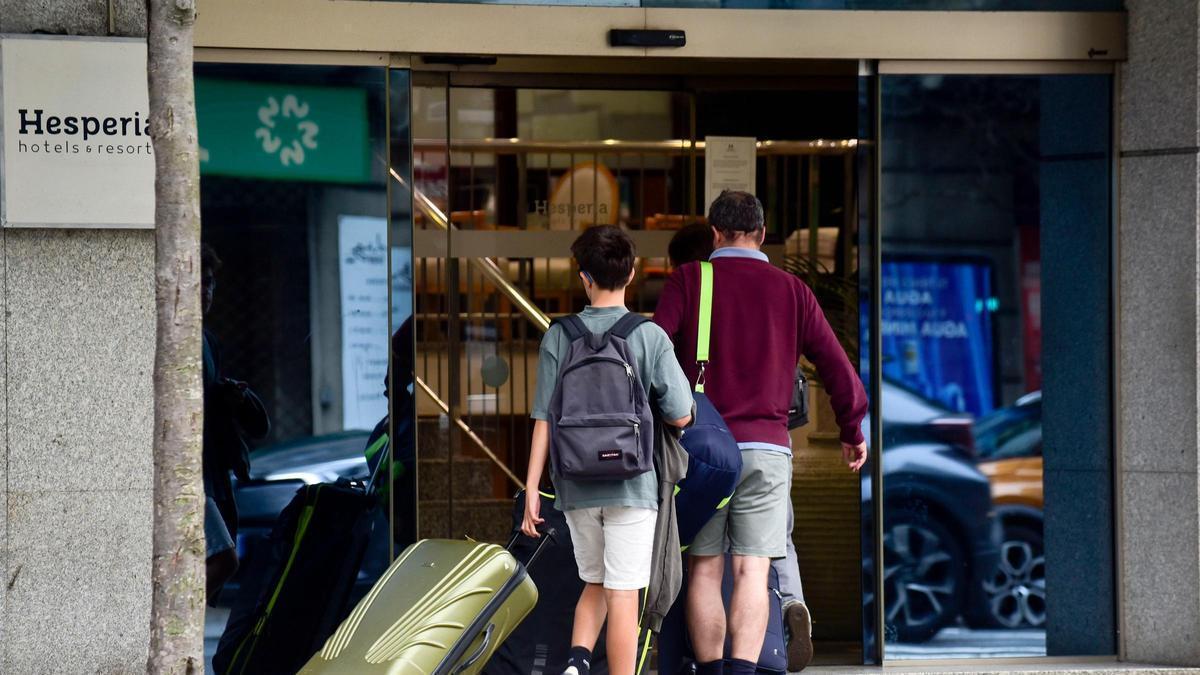 Turistas se alojan en un hotel.