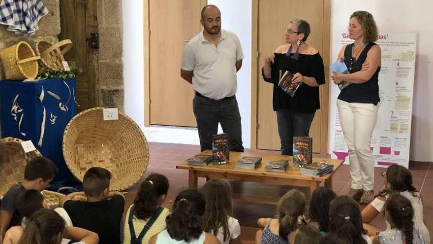 Presentación del libro &quot;Rosaura, cesteira de Mondariz&quot;, en la sala Arte Nostrum. // D.P.