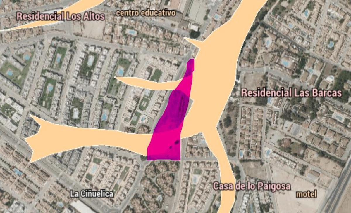 En marrón, el riesgo geomorfológico que afecta a la parcela del futuro IES 6. En rojo, ubicación de la parcela, cerca del Colegio Romualdo Ballester