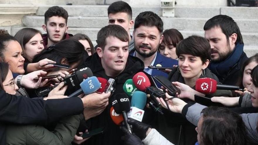 El portavoz de Jovent Republica, Pau Morales, Gabriel Rufian y  Marta Rosique.