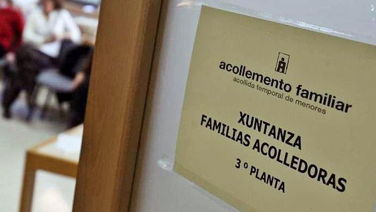 Cartel que anuncia una reunión para familias acogedoras.   | // RAFA ESTÉVEZ