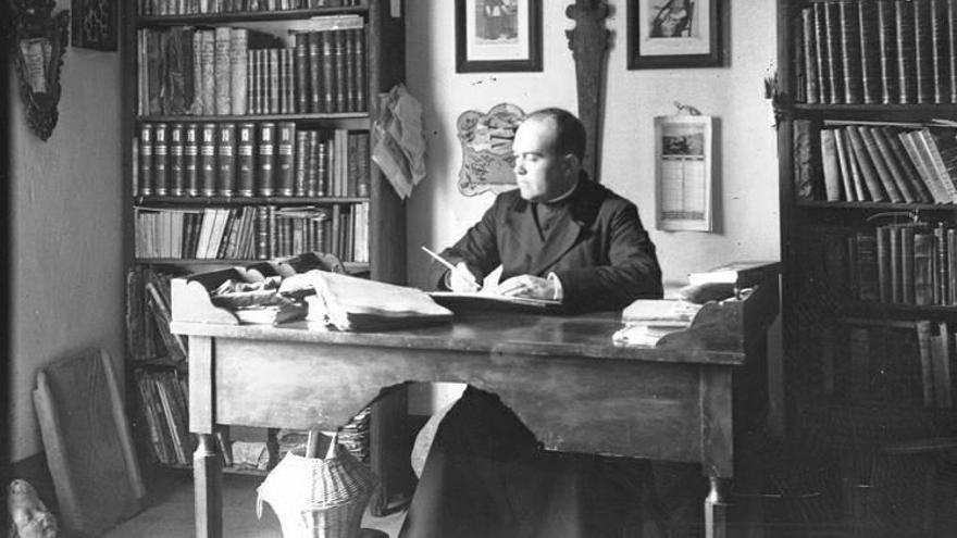 Mossèn Joan Serra al seu despatx
