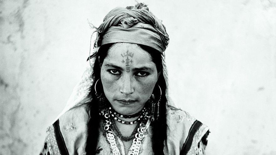 Mujer argelina con un tatuaje tradicional en la frente, en 1960.