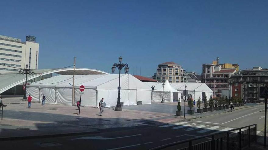 Carpas de la Feria de la Ascensión en la losa de Renfe.