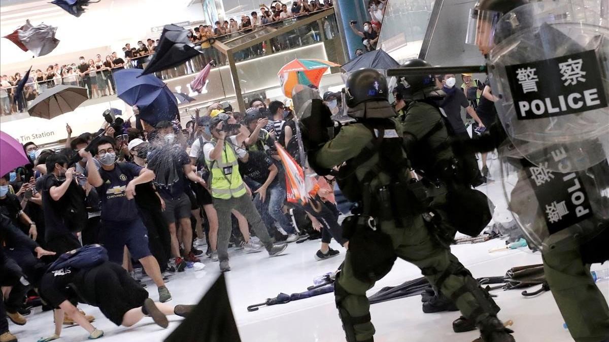 La policía antidisturbios trata de dispersar a activistas hongkoneses que protestan contra el Gobierno chino.