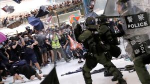 La policía antidisturbios trata de dispersar a activistas hongkoneses que protestan contra el Gobierno chino. 