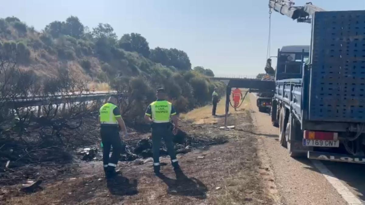 Diferentes medios de extracción retiran los restos del vehículo junto a la Guardia Civil